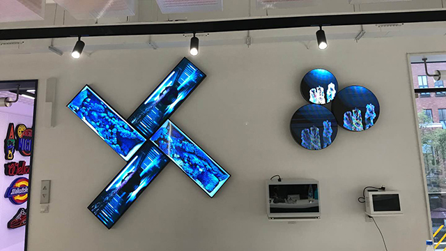 上海某公司展廳P1.667高刷條形LED屏+透明展示柜+P2.5高清LED顯示屏由智彩科技定制、安裝